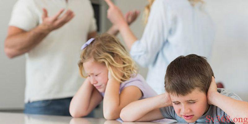 Chiêm bao thấy có vợ chồng lạ đánh nhau trong nhà mình